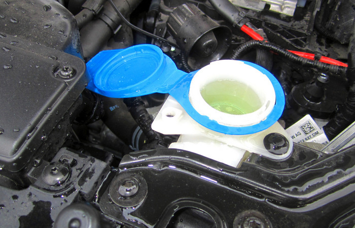 Действенный прием, который позволит быстро растопить замерзшую в бачке омывателя воду