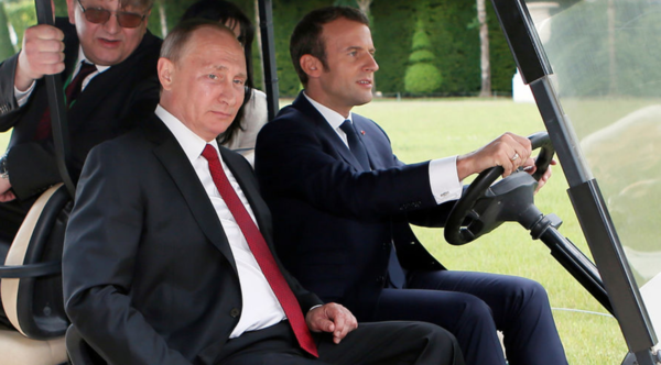 Макрон, как видно, с большим удовольствием возит Путина по Версалю:)