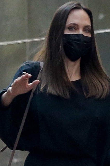 Анджелина Джоли на прогулке в Лос-Анджелесе: новые фото Анджелина Джоли на прогулке в Лос-Анджелесе: новые фото Звездный стиль