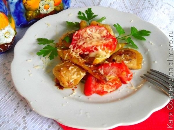 Жареные пельмени с помидорами и сыром еда, кулинария, пельмени, рецепты