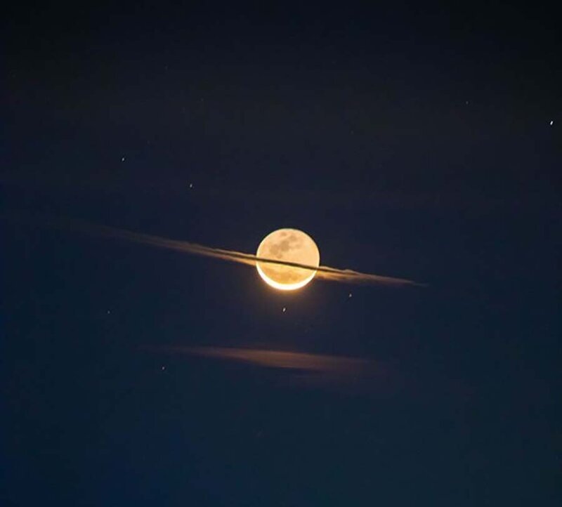 Уникальные снимки Луны, внешне напоминающей гигантскую планету Сатурн