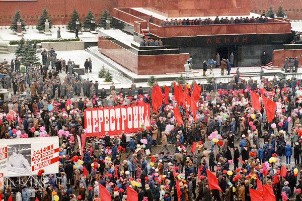 Красная площадь. Демонстрация трудящихся в день 71-й годовщины Великой Октябрьской социалистической революции, 1988 год