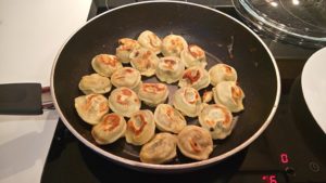 Вареные пельмени на сковороде