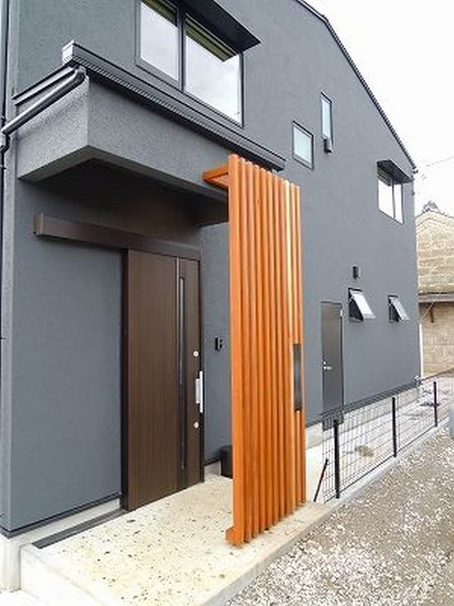 Деликатно закрываемся во дворе от чужих глаз : 60 идей деревянной ширмы для дома и дачи