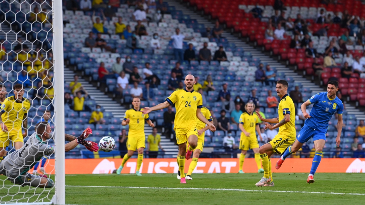 Эфир: Есть ли политика в футболе и почему выигрывает Украина, а не Россия?