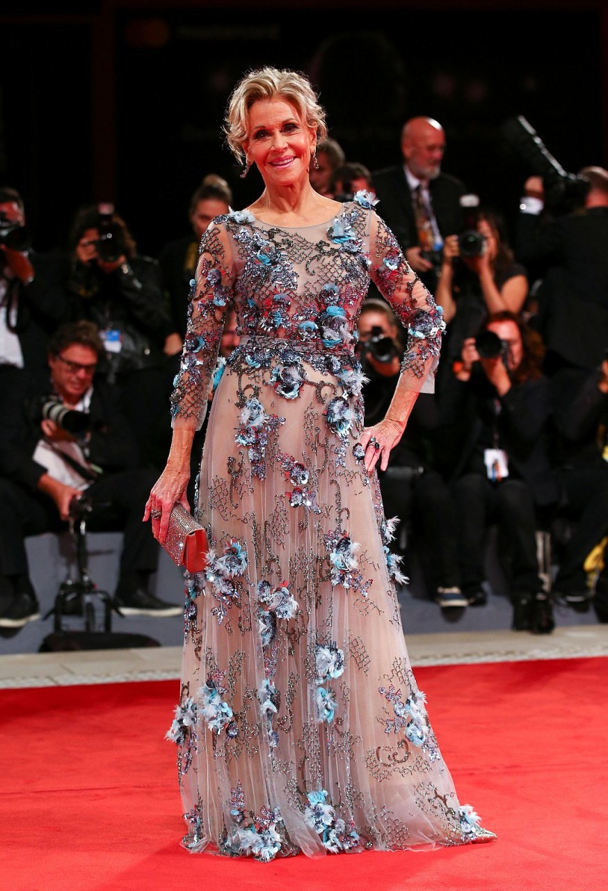 «Кто скажет, что ей скоро 80?» Джейн Фонда в прозрачном платье произвела фурор на Венецианском фестивале