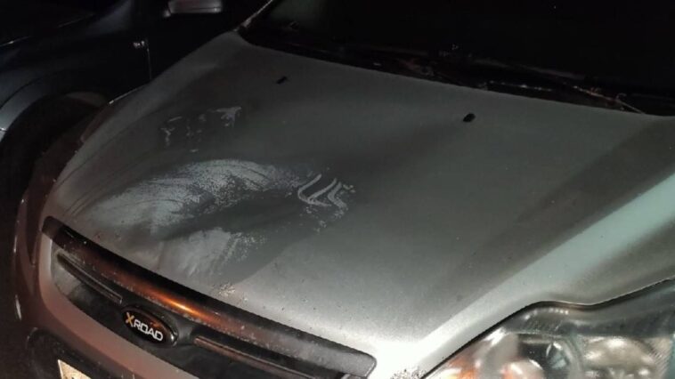Более 20 машин пострадали при обрушении металлического каркаса на стоянке в Москве