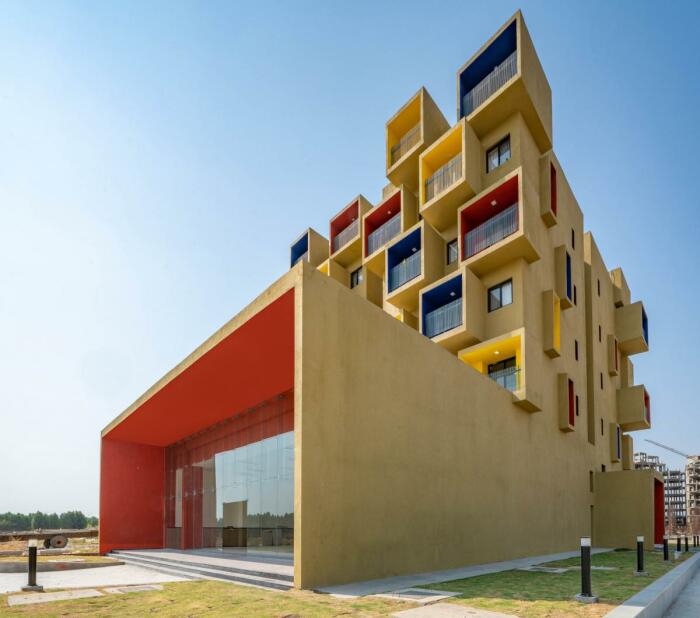 Разноцветные консольные квартиры-студии подчеркивают скульптурный облик здания архитектура,ремонт и строительство