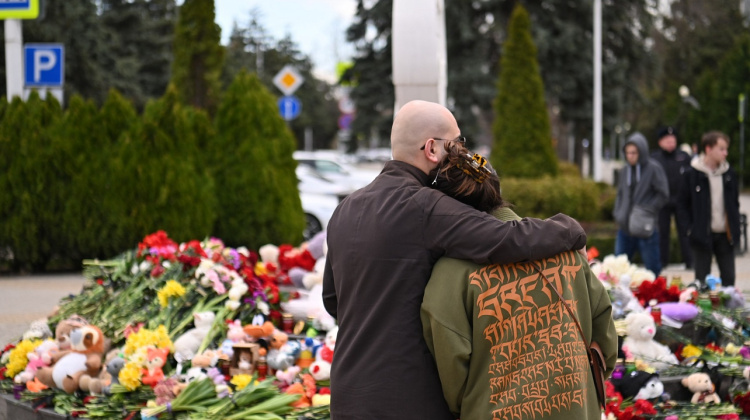 В День траура жители Кубани приходили на стихийные мемориалы семьями: цветы, лампады, слезы