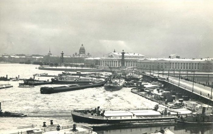 Навал судов на мост Строителей, 1956 год, Ленинград Шквальный ветер сорвал с якорей более 30 судов и бросил их на мост. 12 ноября 1956 года. история, люди, мир, фото