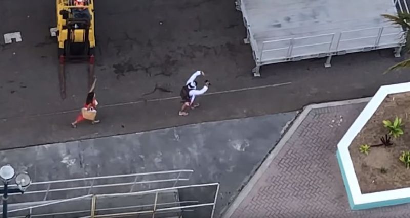 Загулявшие туристы бегут за отплывающим круизным лайнером Загулявшие туристы бегут за отплывающим круизным лайнером Загулявшие туристы бегут за отплывающим круизным лайнером