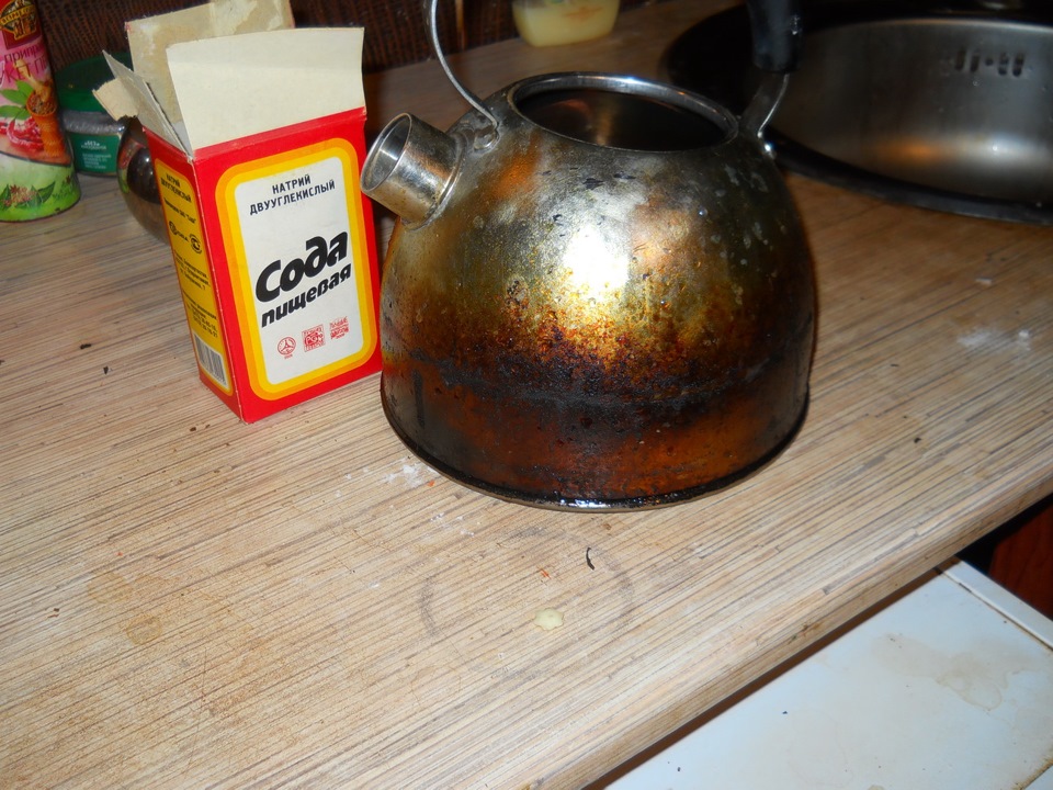 Можно ли чистить чайник. Подгоревший чайник. Чистка чайника из нержавейки. Сгоревший чайник. Чайник сода.