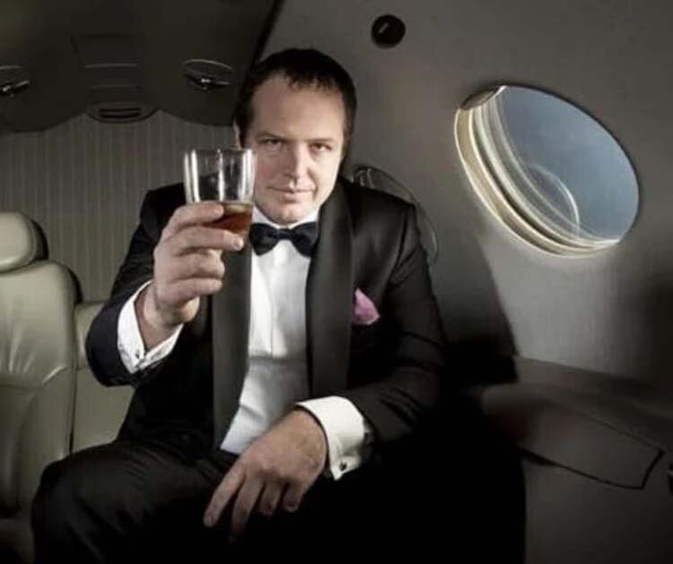 Бармен рассказал, как он взломал банкомат, после чего в течение 4-х месяцев прожил как плейбой Бармен рассказал, как он взломал банкомат, после чего в течение 4-х месяцев прожил как плейбой