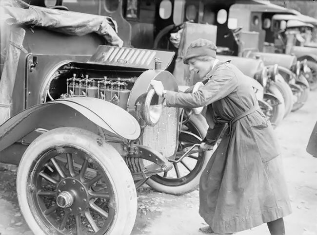 Удивительные фотографии женщин-автомехаников начала 20 века 