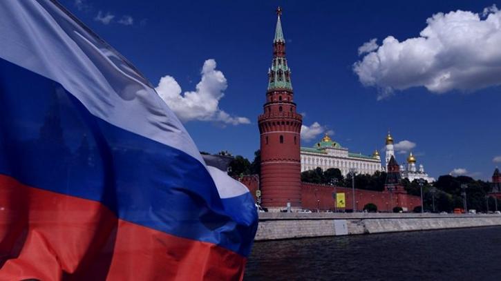 флаг на фоне Кремля В Кремле прокомментировали угрохы Вашингтона в сторону России
