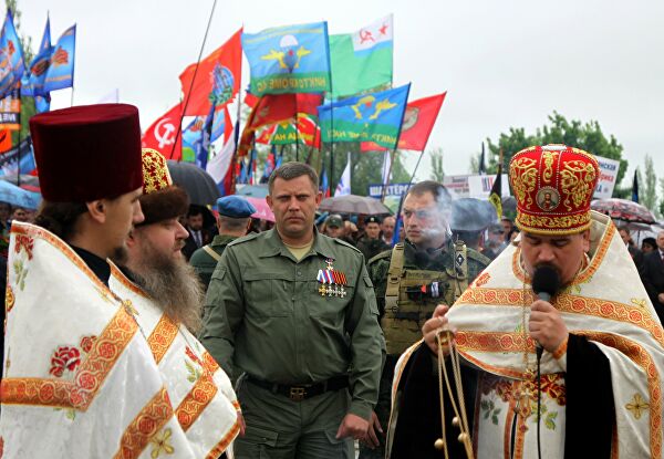 Глава Донецкой народной республики Александр Захарченко (в центре) во время акций памяти, посвященных Дню Победы, на Саур-Могиле в Донецкой области