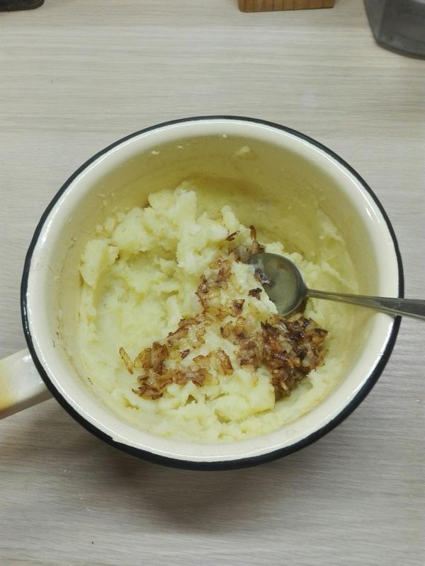 Можно с луком обжарить шкварки - будет еще вкуснее.