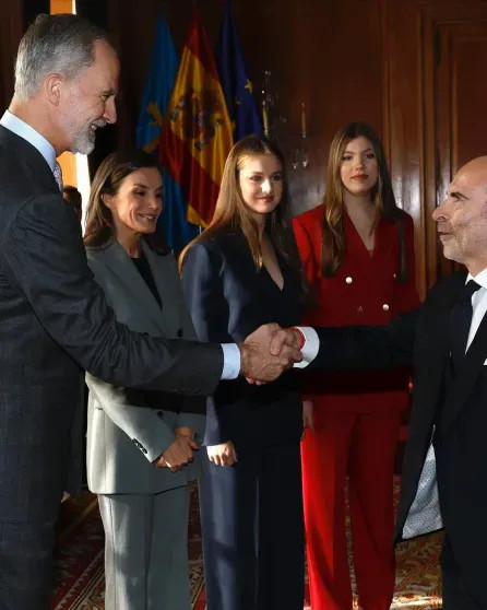 Королева Летиция с мужем и дочерьми