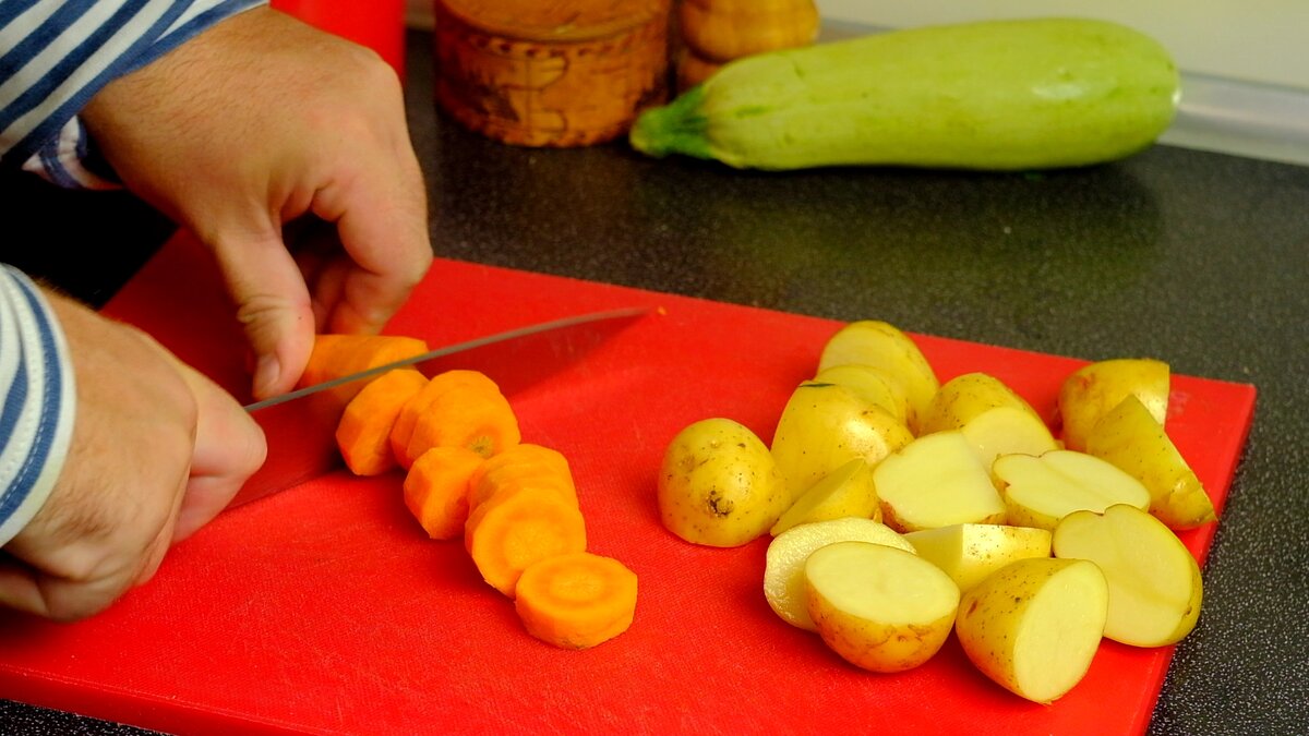 Готовлю курицу с кабачками: и вкусно, и полезно нарезаю, кабачки, после, ложка, овощи, отправляю, растительного, курицу, картофель, молодой, будут, поэтому, перемешиваю, овощей, Разрезаю, дополнительно, маслом, растительным, чеснок, Затем