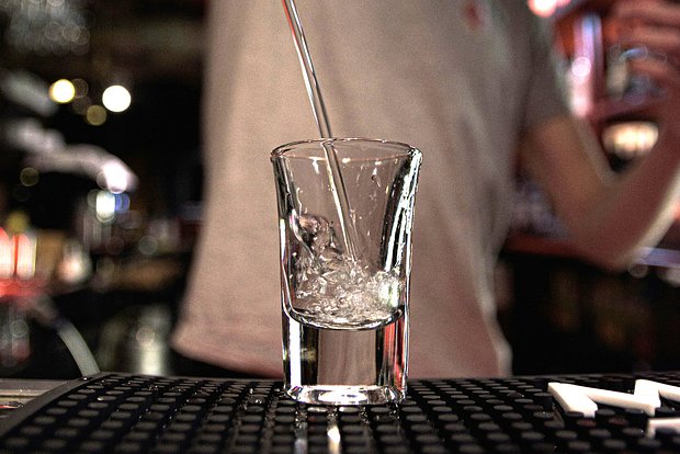 Назван самый популярный крепкий алкоголь у россиян, которые потребляют его все меньше и меньше
