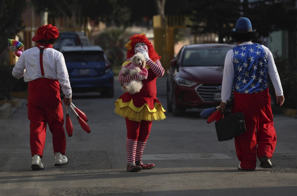 Безнадега с улыбкой: как живут в условиях карантина перуанские клоуны жизнь,история,факты