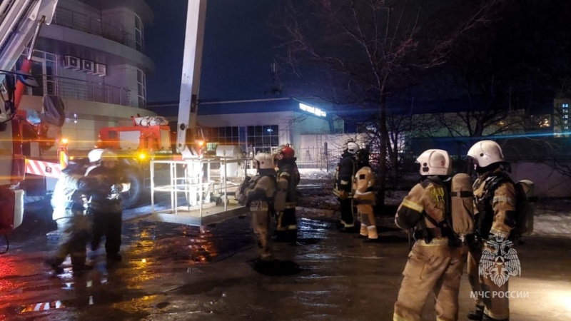 В Екатеринбурге от подожжённого автомобиля ночью загорелся бизнес-центр