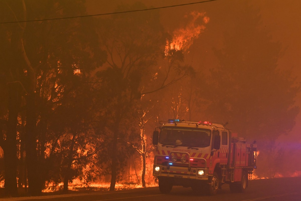 Австралийские лесные пожары оставляют сожженные автомобили, дома и сотни бездомных на Рождество Австралия,катастрофы