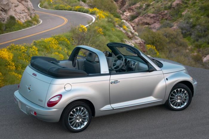 Chrysler PT Cruiser Convertible с опущенной крышей.