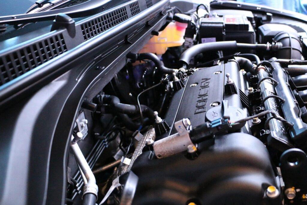 Машина проедет еще тысячи километров: как распознать поддельное моторное масло — спасаем двигатель от контрафакта