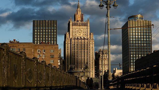 Вид на здание Министерства иностранных дел Российской Федерации с Бородинского моста в Москве. Архивное фото
