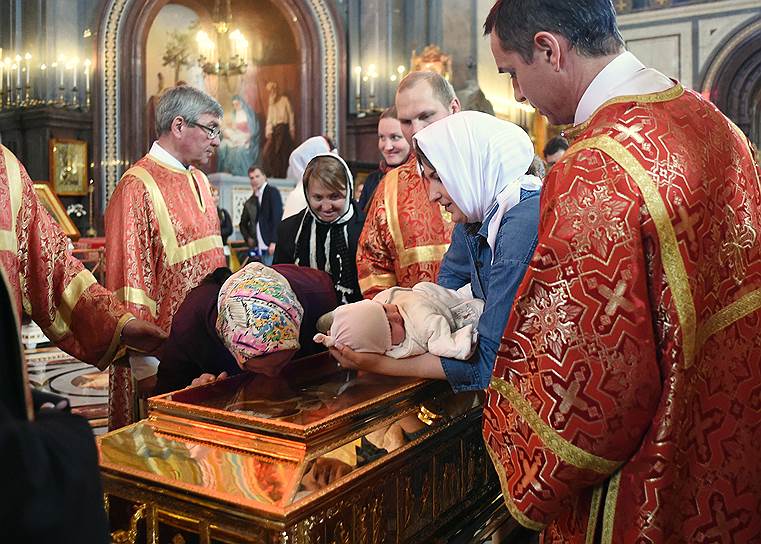 Куда привезут. Мощи святителя Николая в Москве 2017. Ковчег с мощами Николая Чудотворца в Москве 2017. Мощи Святого Николая Чудотворца в Москве в храме Христа. Москва храм Христа Спасителя мощи Николая Чудотворца.