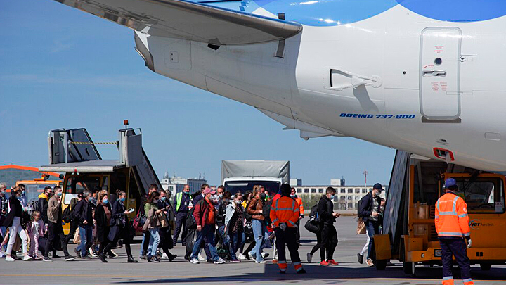 ДВА УДАРА ЦБ ПО ЛЮДЯМ. ГРАЖДАН РОССИИ ЛИШАТ ДЕШЁВЫХ АВИАБИЛЕТОВ И КЕШБЭКА?