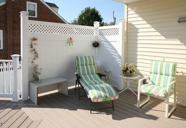 Деликатно закрываемся во дворе от чужих глаз : 60 идей деревянной ширмы для дома и дачи