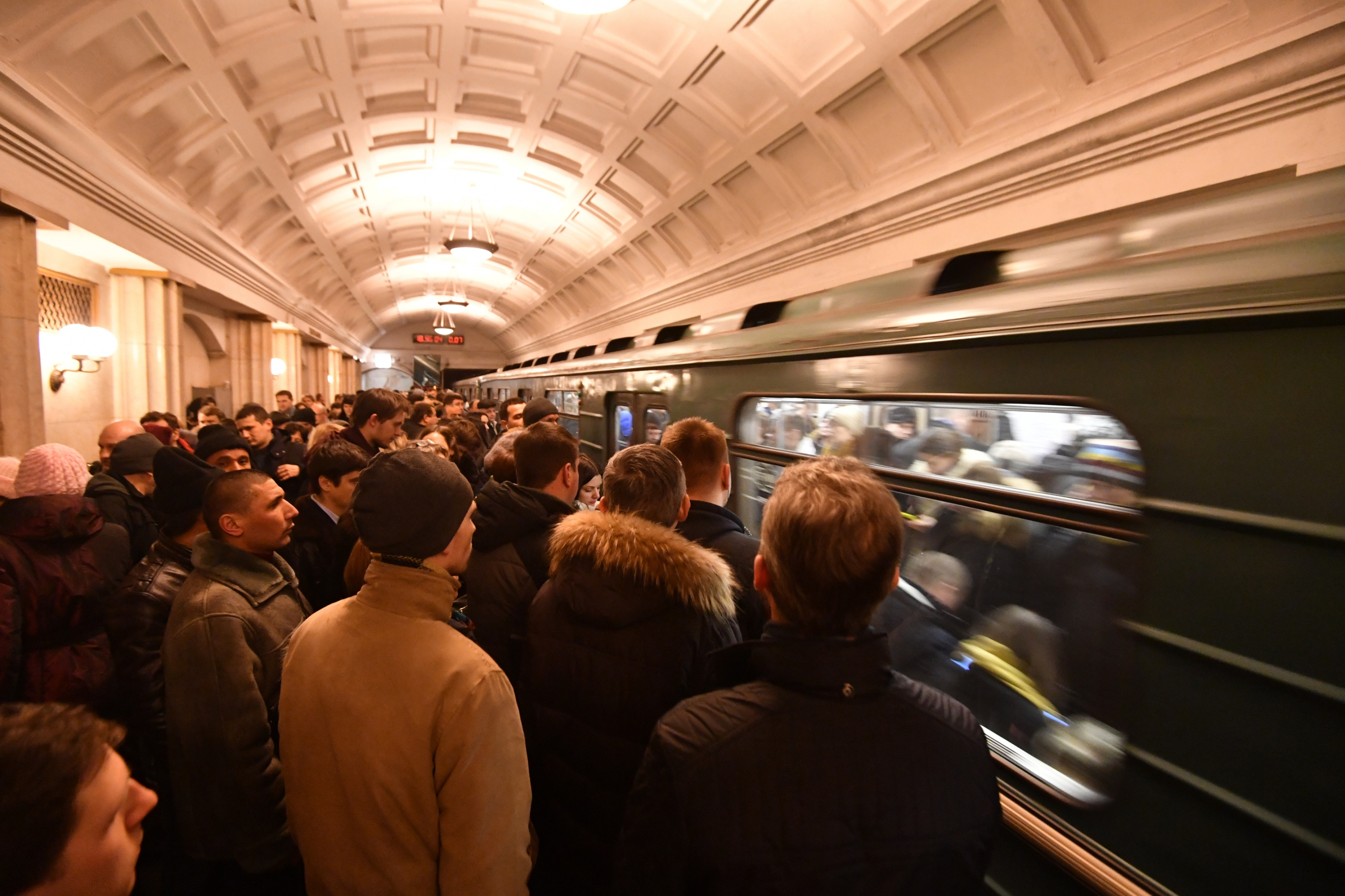 Много людей в метро. Люди в Московском метро. Люди на станции метро. Люди в метро Москвы. Скопление людей в метро.