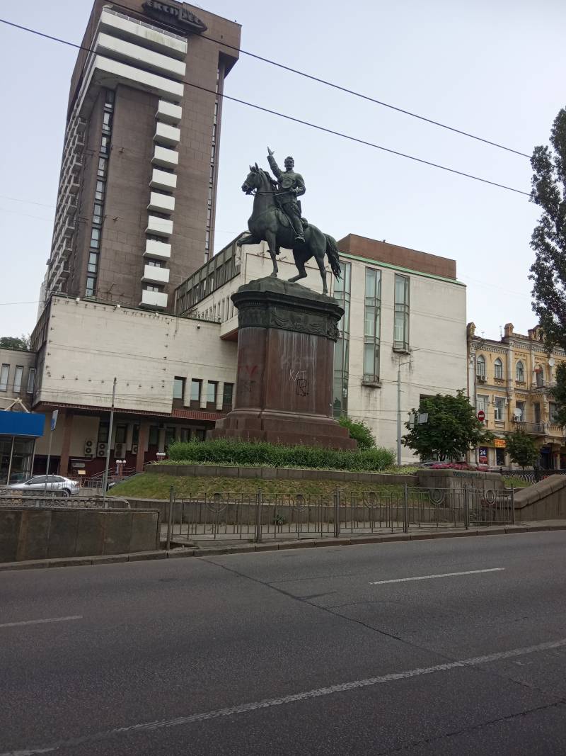 Прогулка по Киеву. Тройственные чувства Прогулка по Киеву. Тройственные чувства украина