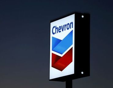 A Chevron gas station sign is shown in Cardiff, California, in this January 25, 2016 file photo. REUTERS/Mike Blake