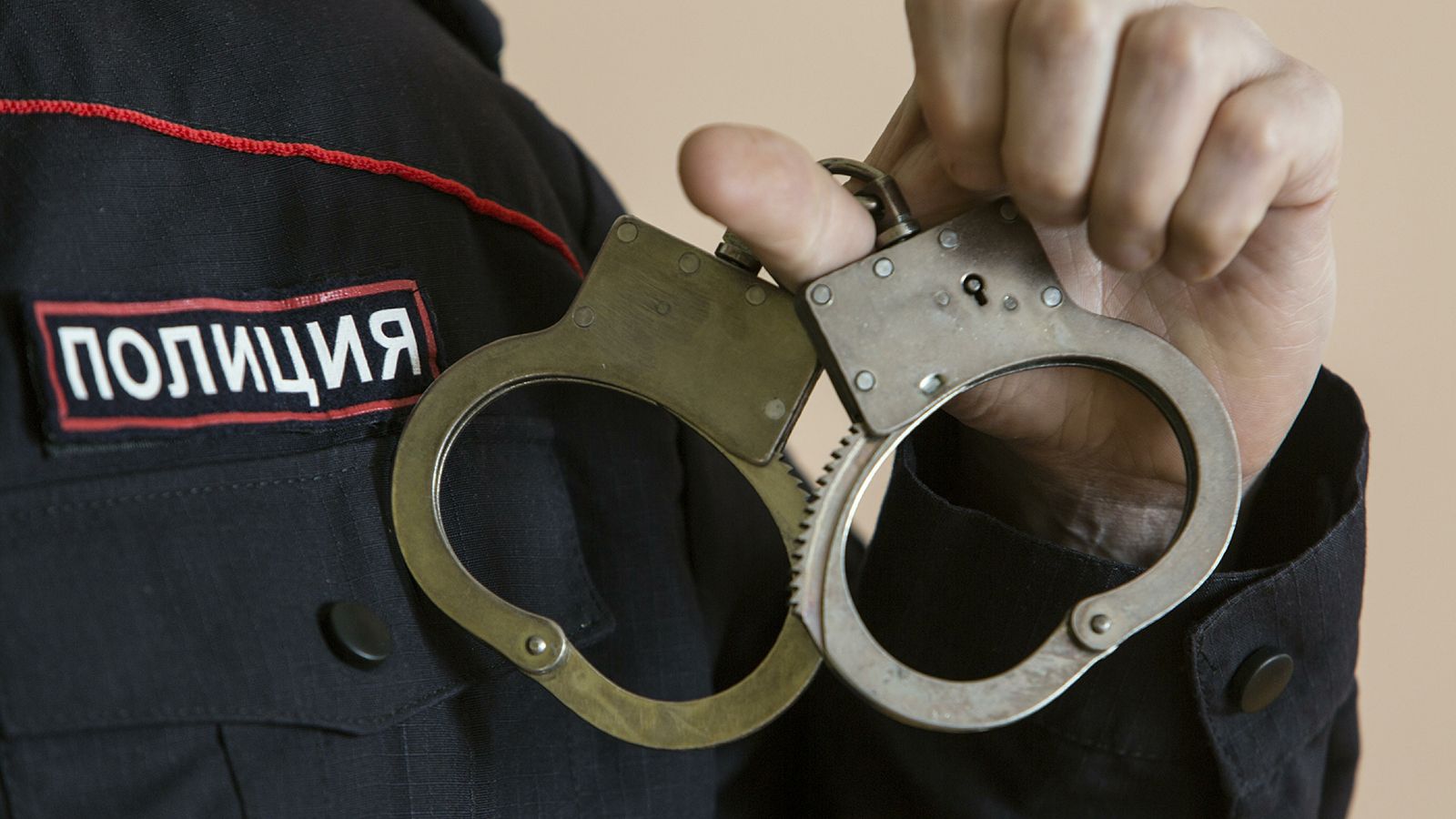 Полицейского в Свердловской области избили прямо в отделе на глазах у коллег Происшествия