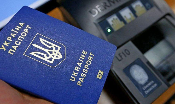 В Киеве рассказали, когда исчезнут очереди за загранпаспортами