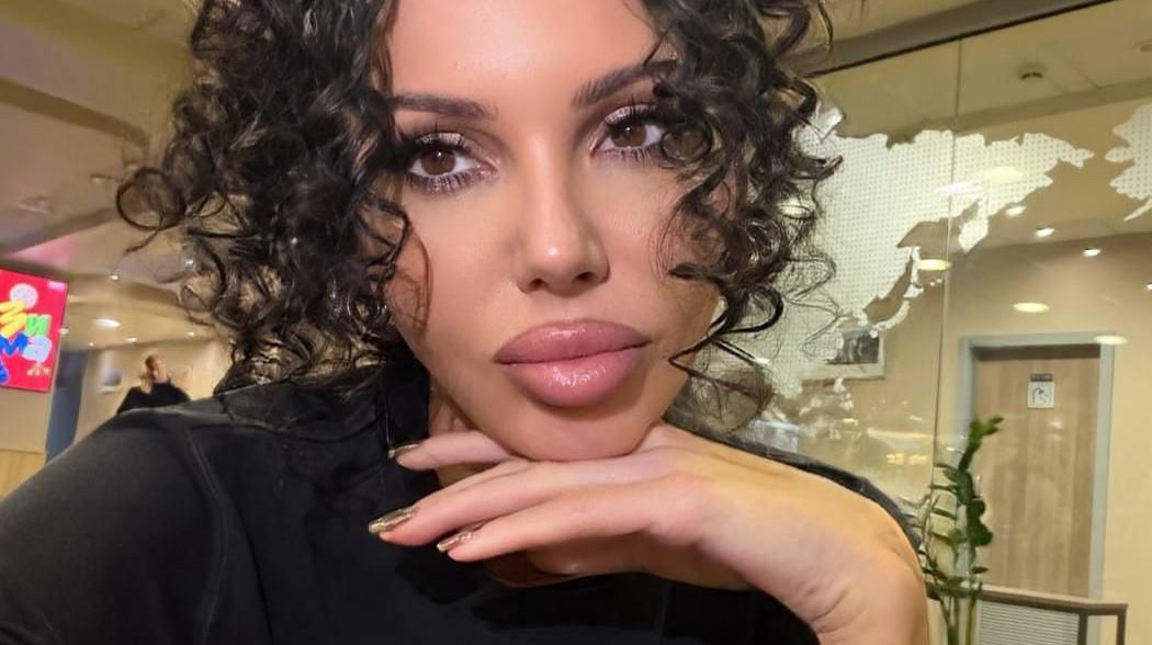 Мбаппе против Самойловой: футбольная звезда толкнул блогера в толпе папарацци