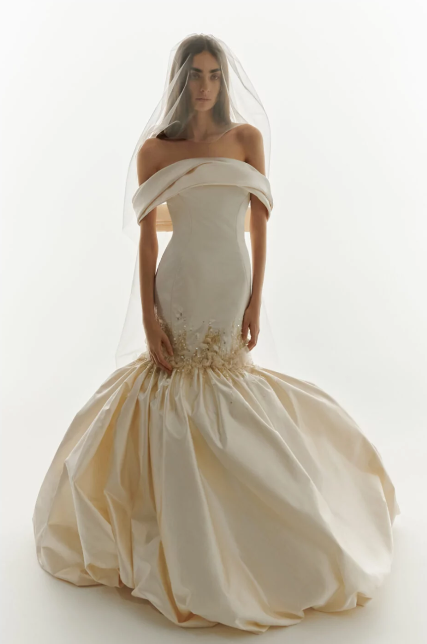 Valentin Yudashkin: Смелые силуэты и многоликий белый в новой свадебной коллекции