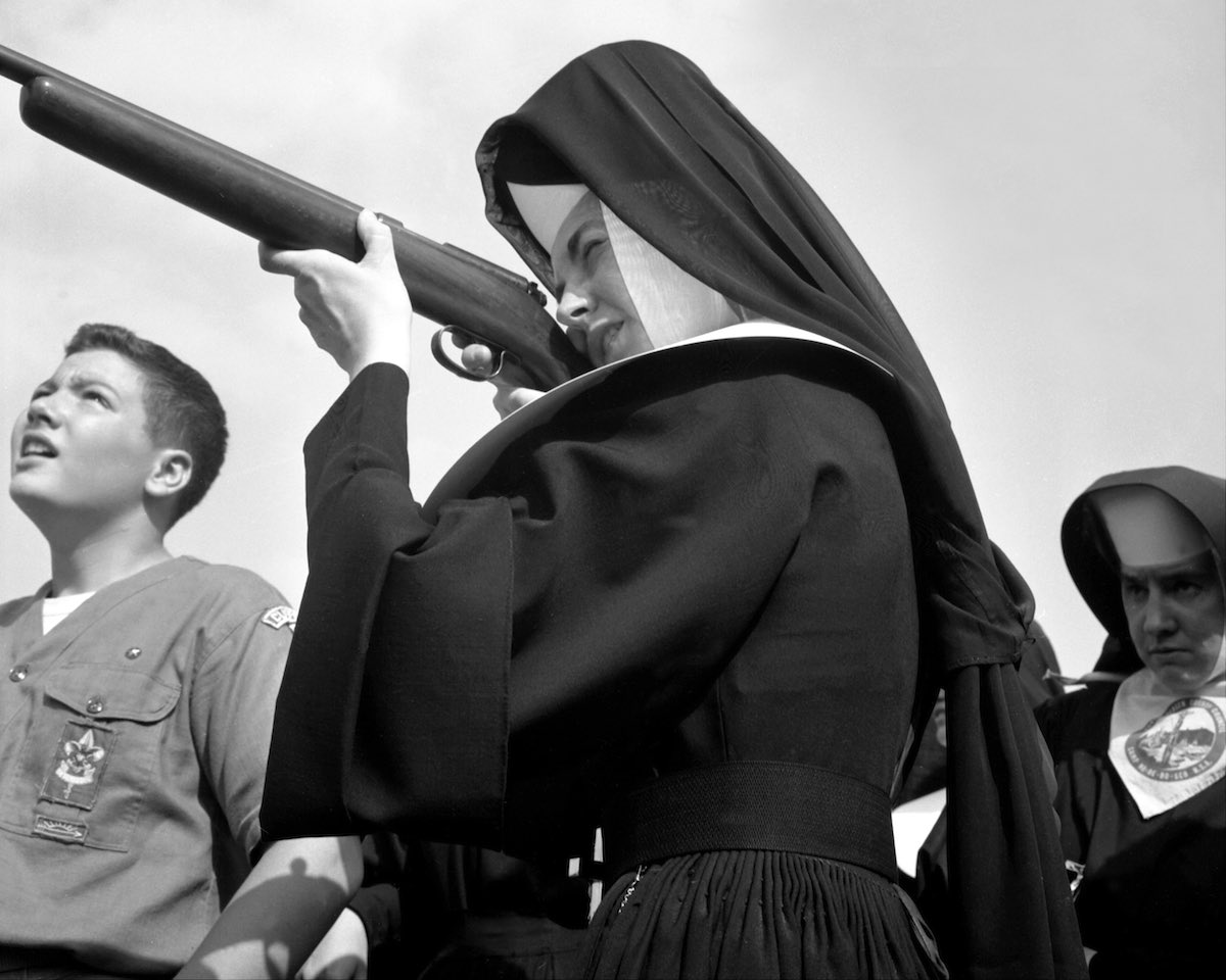 Vintage nun. Монашка с ружьем. Монашки стреляют. Фотосессия монашки. Монашка с оружием.