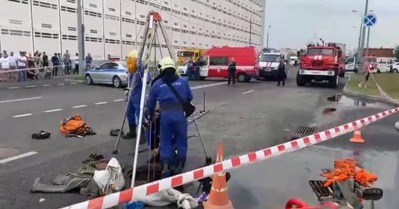 Московские спасатели обнаружили тело одного из трех рабочих, которые оказались заблокированы в коллекторе