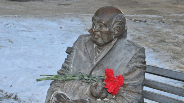 Фото с сайта shkolazhizni.ru. Памятник Вадиму Козину в Магадане

