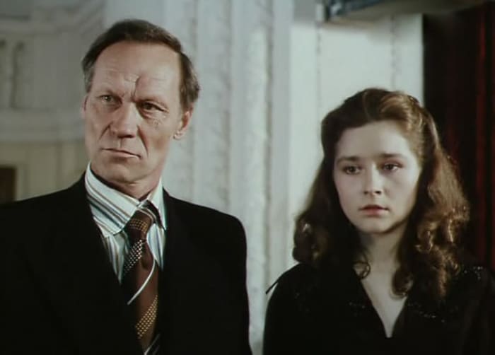 Кадр из фильма *Белые одежды*, 1992 | Фото: kino-teatr.ru Кадр из фильма *Белые одежды*, 1992 | Фото: kino-teatr.ru