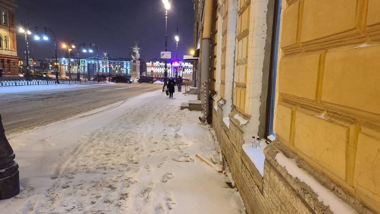 На борьбу со снегом в Петербурге перед Новым годом вывели всего лишь 200 машин