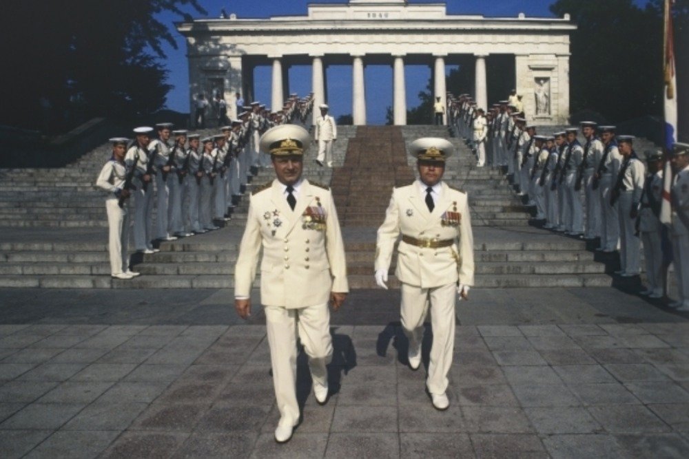 Игорь Касатонов, командующий Краснознаменным Черноморским флотом, в день ВМФ принимает парад в родном Севастополе. 1992 год. Фото: РИА Новости