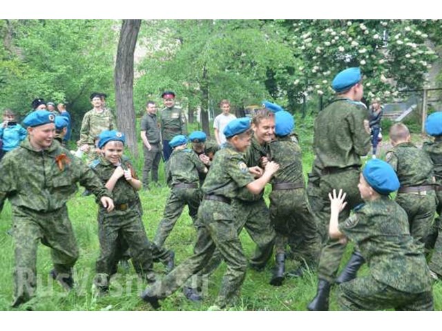 Ополченцы и молодёжь в одном строю: День Победы в Луганске украина