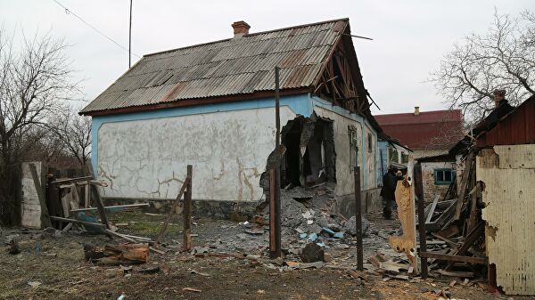 Дом поврежденный в результате обстрела ВСУ поселка Зайцево в Горловке