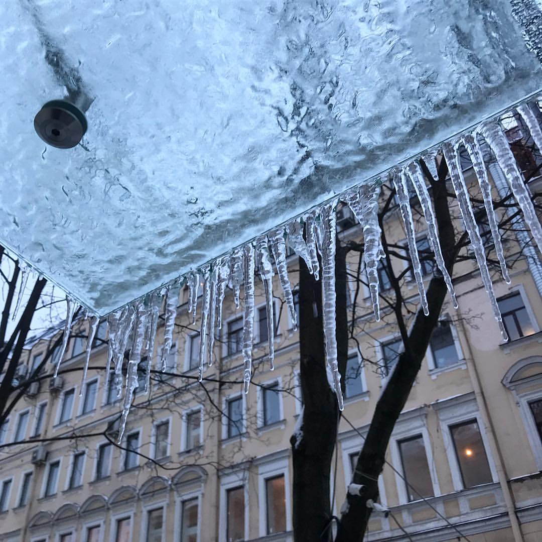 Сосули. Сосули в Питере. Сосульки в Петербурге. Зима в Питере сосульки. Сосульки на питерских крышах.