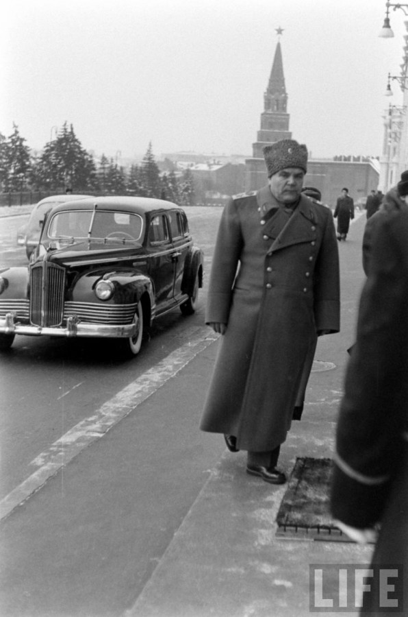 Любопытные кадры с ВИП мероприятий в Кремле зимой 1959. Фотограф Говард Сохурек  из США участников, съезда, Гости, автомобилей, гаражам, конце, охраны, прохожих, центре, работало, множество, сотрудников, Белорусском, КГБ1011, Некоторых, вокзале, встречал, Микоян, доверенное, Хрущева